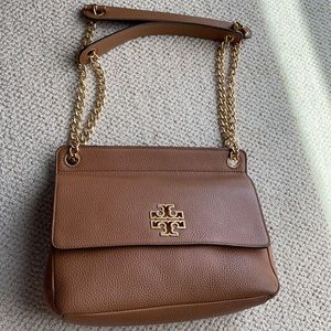 Tory Burch Brittany flap purse with Gold details.
